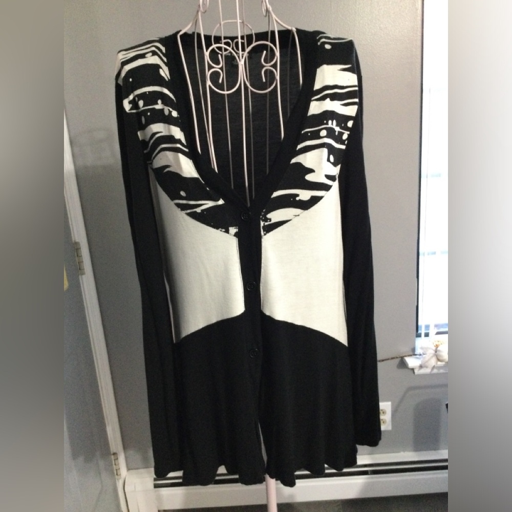 Cable & Gauge Black & White geographic long sleeve button down shirt tunic